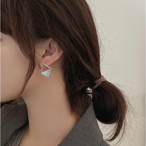 M Contrast Acrylic Tortoise Shell Bar Gold Earrings - Picture 2 of 9